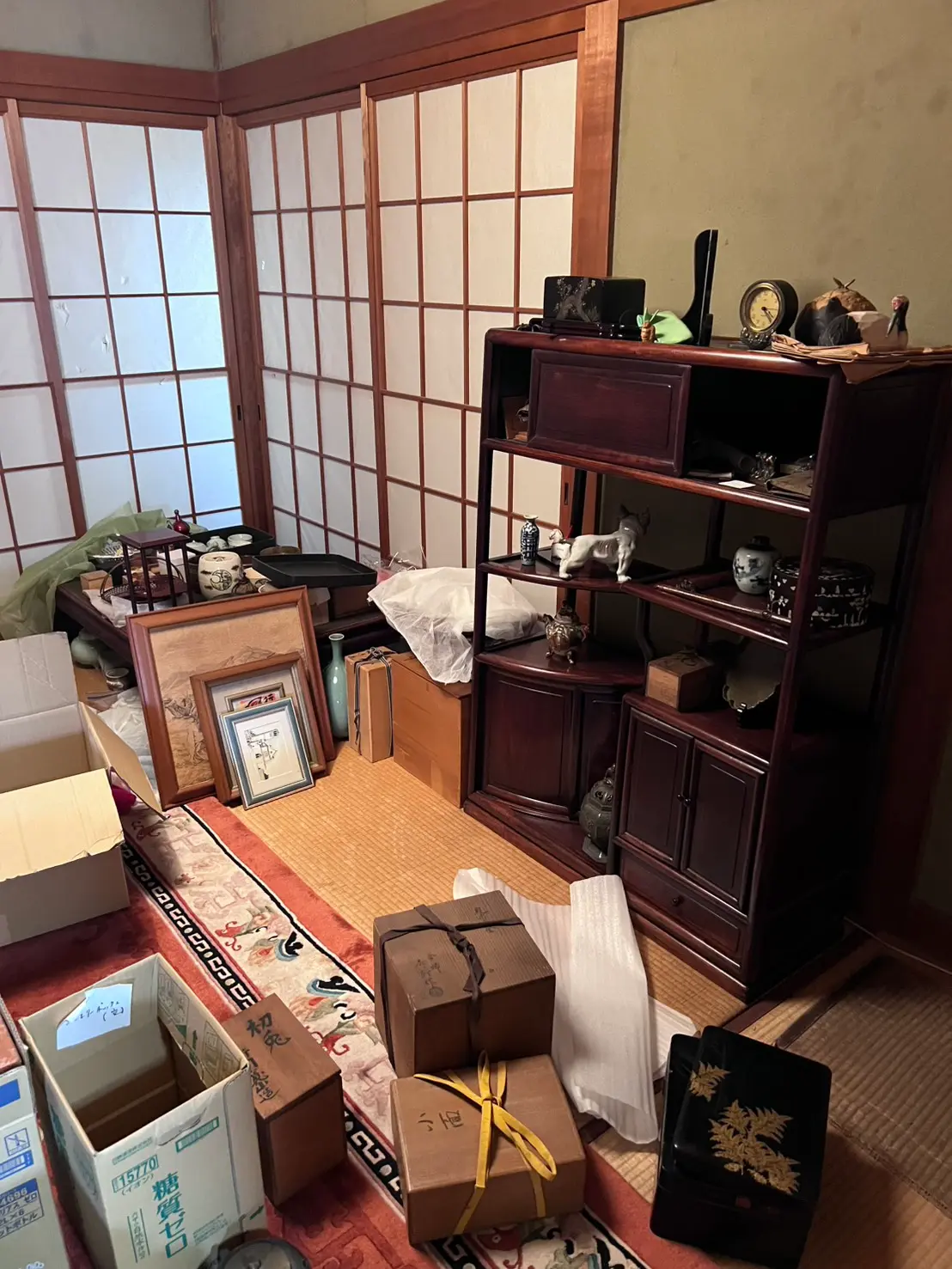 江波栄町でご相談いただいた茶道具・陶器・古道具などが並ぶ室内の様子