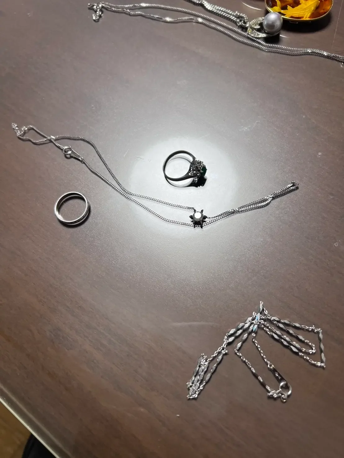 店頭で拝見したチェーン・指輪・ペンダントなどのアクセサリー類