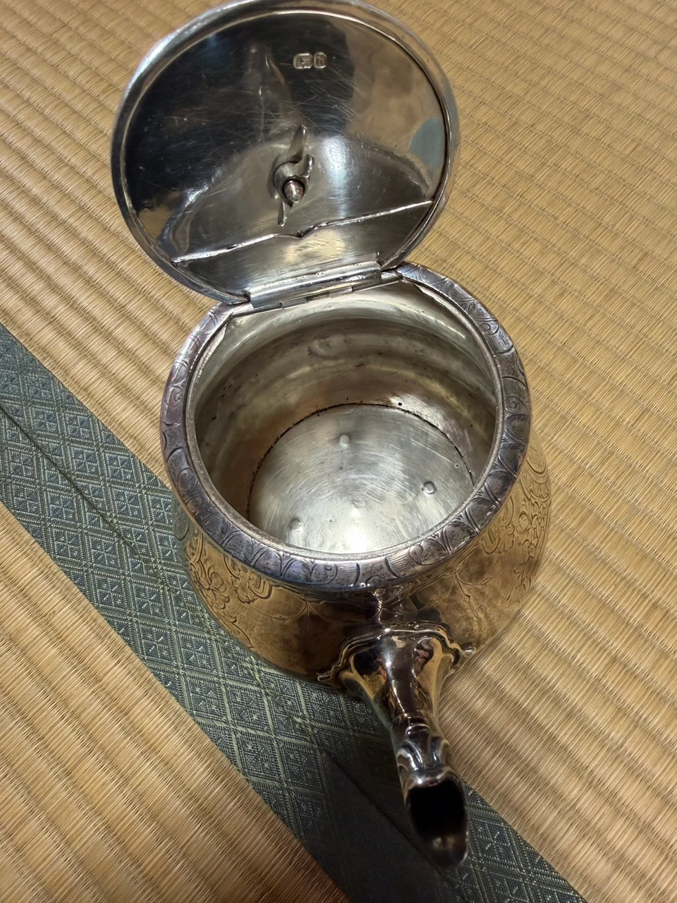 蓋を開けた銀ポットの内部と、蓋の裏側や取り付け部分